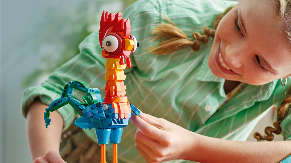 Stavebnica LEGO® │ Disney 43272 Heihei Stavebnica LEGO Disney prináša Heiheie z filmov Odvážna Vaiana v podobe detailného modelu z 566 dielikov