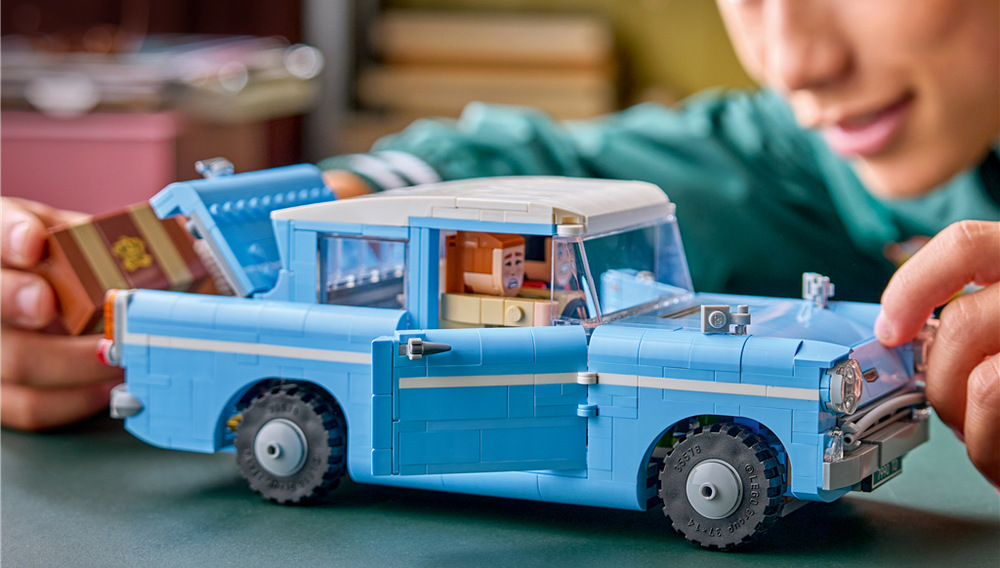 Stavebnica LEGO® Harry Potter™ 76470 Kouzelné létající auto Ford Anglia™ Stavanie pre mladých staviteľov od 14 rokov ponúka prepracovaný projekt s pomocou aplikácie LEGO Builder.