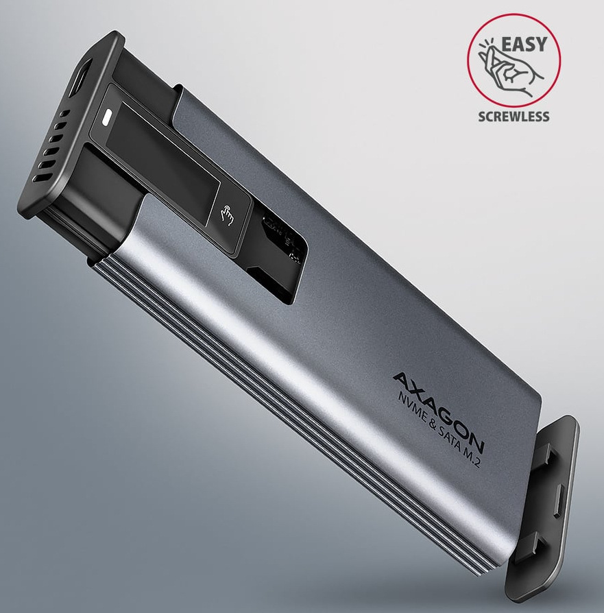 Na obrázku je kovovo šedý externý box AXAGON pre NVMe a SATA M.2 SSD zachytený šikmo spredu. Časť tela je vysunutá, takže je vidieť mechanizmus ľahkého otvorenia bez skrutiek. Na hornej strane je malý displej, dotykové tlačidlo a nápis AXAGON NVMe & SATA M.2, hore USB-C konektor a vetracie otvory. V pravom hornom rohu je ikona s textom Easy Screwless, ktorá zdôrazňuje bezskrutkovú montáž.
