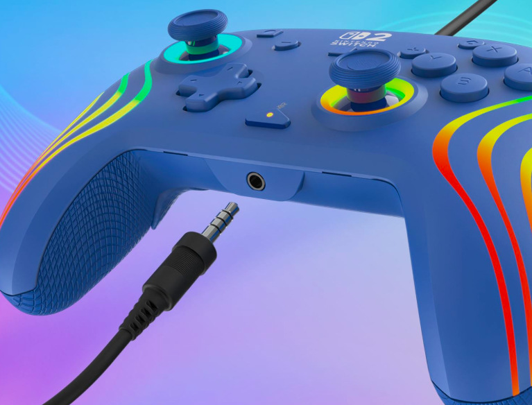 Detail 3,5 mm konektora modrého gamepadu na pripojenie slúchadiel alebo herného headsetu