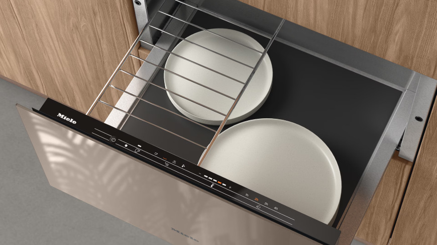 Horný pohľad na otvorenú zásuvku Miele ESW 7030 s riadom
