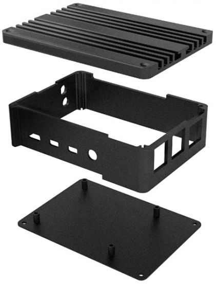 Case AKASA Pi 4 Pro Extended Aluminium case with Thermal Modules for Raspberry Pi 4 Model B čierna Na snímke je puzdro rozobrané na tri časti. Hore je samostatný rebrovaný horný hliníkový kryt (pasívny chladič), uprostred je hlavná „vanička“/rám s výrezmi pre konektory a otvory na bokoch, a dole je spodná základňa/doska so skrutkami/stĺpikmi pre upevnenie.