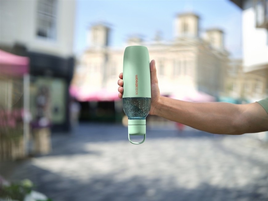 Muž držiaci fľašu SodaStream Fizz&Go Easy Mix MINT s objemom 0,7 l