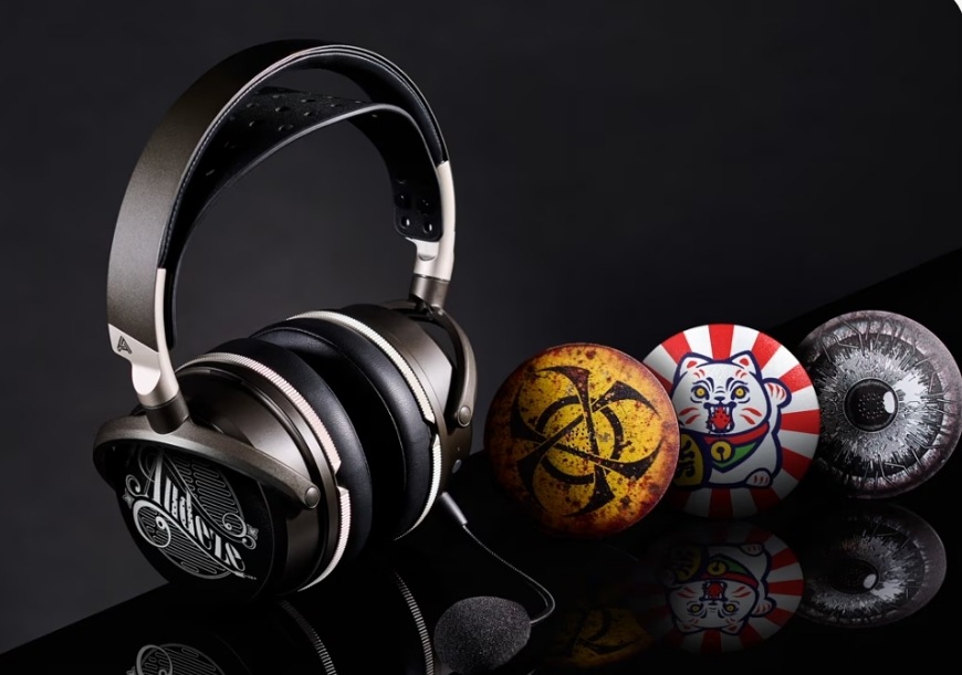 Headset Audeze Maxwell 2 ANC - PlayStation čierny Headset Audeze Maxwell 2 ANC v produktovom zábere s dekoratívnymi bočnicami a doplnkami na tmavom pozadí