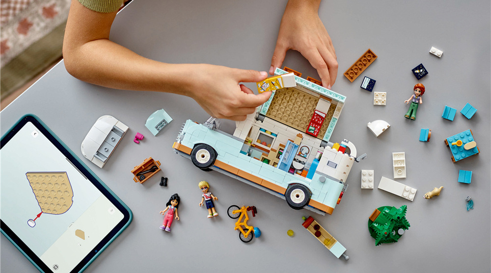 Stavebnica LEGO® Friends 42663 Dobrodružstvo s karavanom priateľstva Karavan otvára deťom útulnú základňu, ktorá ponúka priestor na varenie, odpočinok aj dobrodružné príbehy.