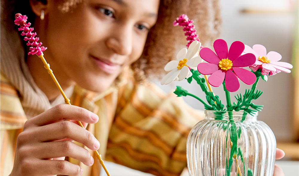 Stavebnica LEGO® Botanicals 11514 Krásenky Tri krásenky v rôznych farbách je možné doplniť červeným fúzatcom a ľubovoľne naaranžovať podľa vkusu.