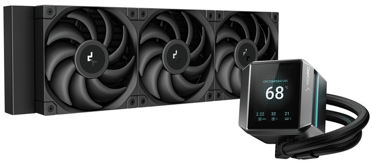 Vodný chladič DeepCool MYSTIQUE 360 čierny Na obrázku je vodný chladič procesora DeepCool MYSTIQUE 360 v čiernom prevedení. Skladá sa z dlhého radiátora s tromi veľkými ventilátormi pod sebou a z hranatej pumpy spojenej s radiátorom dvojicou ohybných hadíc. Na čelnej strane pumpy je výrazný displej, ktorý zobrazuje teplotu 68 stupňov a ďalšie malé prevádzkové údaje. Produkt pôsobí moderne, výkonne a prémiovo.