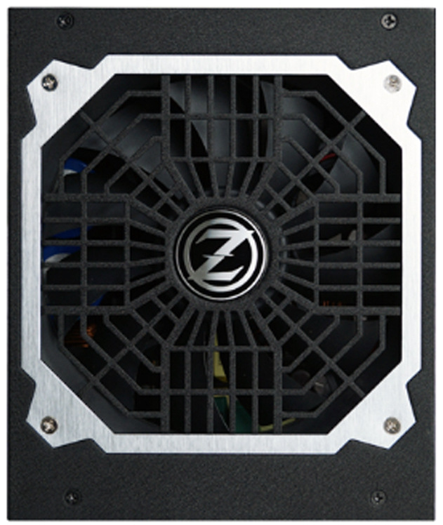 Zdroj Zalman ZM1200-ARX 1200W čierny Na obrázku je pohľad na ventilačnú stranu napájacieho zdroja Zalman. Cez veľký ventilátor je výrazná čierna mriežka s geometrickým vzorom, doplnená svetlým osemhranným rámčekom. Uprostred je okrúhle logo Zalman av pozadí sú čiastočne vidieť lopatky ventilátora aj vnútorné súčiastky.