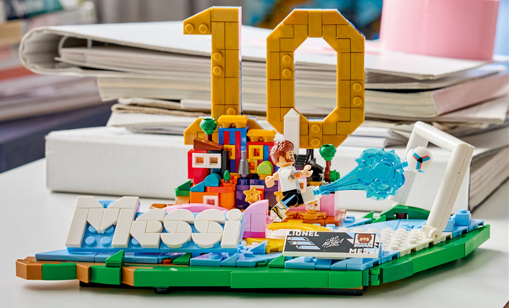 Stavebnica LEGO® Editions 43011 Lionel Messi – Hvězdné momenty fotbalu Minifigúrka Messiho, výrazná základňa a plaketa so štatistikami dodávajú modelu zaujímavý zberateľský charakter.