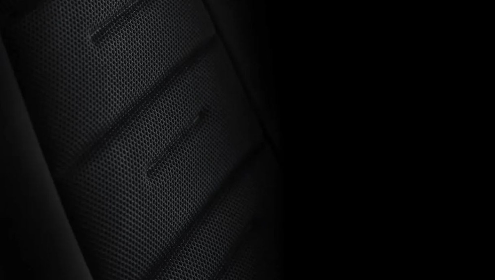 Detail na závodné sedadlo v čiernej farbe potiahnuté priedušnou látkou ActiFit.