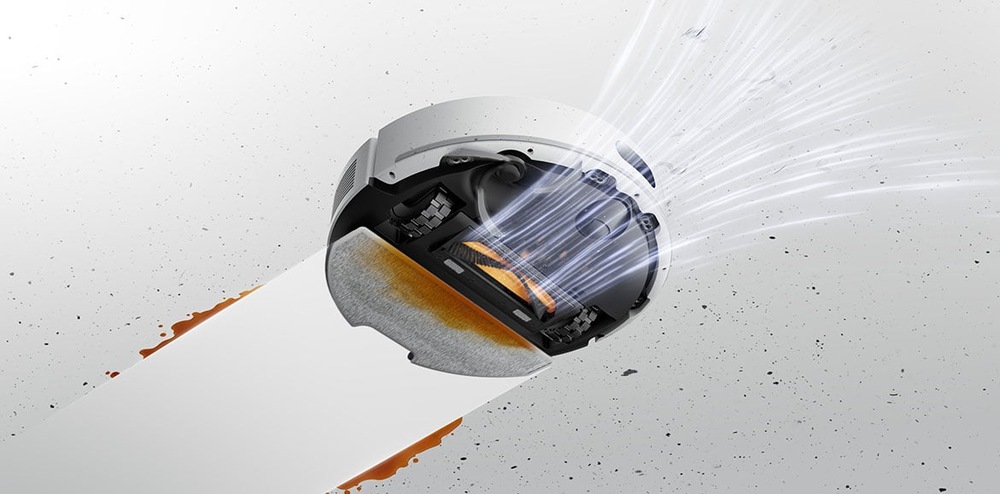 Robotický vysávač Dreame F20 Plus biely Pohľad zospodu na robotický vysávač Dreame F20 Plus, ktorý nasáva nečistoty a zároveň za sebou necháva čistú vytretú podlahu.