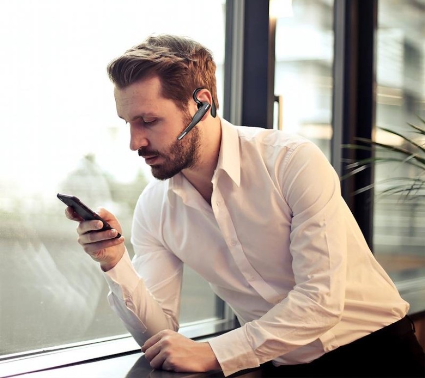 Handsfree Forever BH-100 čierne Muž telefonujúci handsfree Forever BH-100