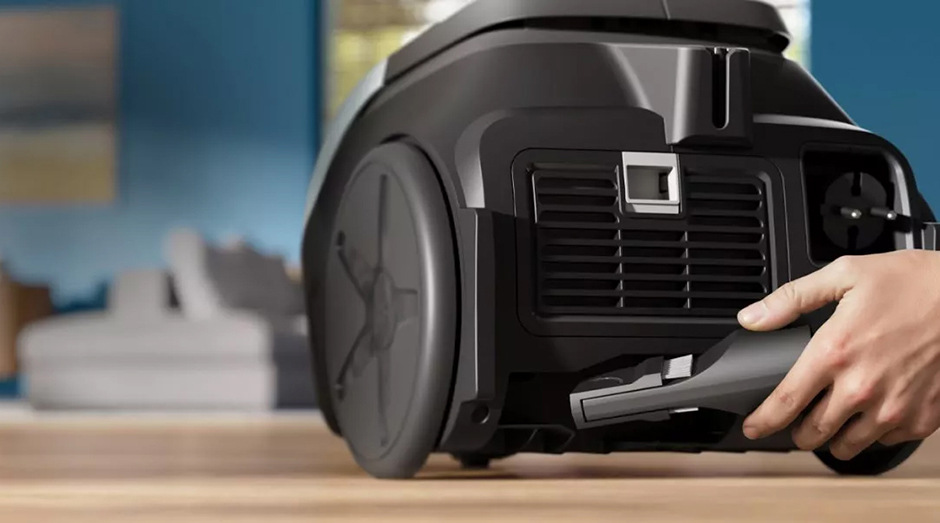 Vreckový vysávač Philips XD2142/12 2000 Series s integrovaným štrbinovým nástavcom pre úzke priestory.