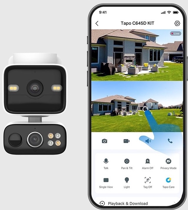 IP kamera TP-Link Tapo C645D Dual-Lens Solar KIT biela Biela IP kamera TP-Link Tapo vedľa ukážky mobilnej aplikácie v telefóne. Na displeji je živý náhľad záhrady pri dome a ovládacie prvky pre rozprávanie, otáčanie kamery, svetlo, alarm alebo režim súkromia.