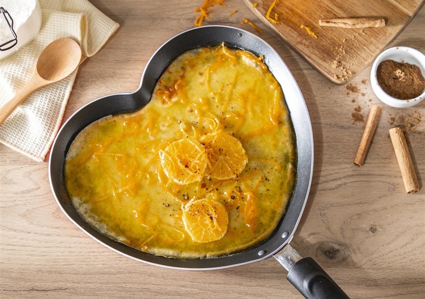 Panvica palacinková Tefal B0141002 Pancake Day 25 cm červená Na pánvičce TEFB0141002 se připravuje palačinka.