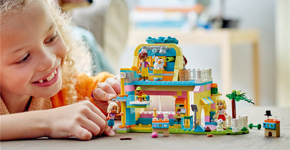 Stavebnica LEGO® Friends 42650 Obchod s doplnkami pre mazlíčkov Stavebnica LEGO umožňuje deťom starať sa o miláčikov, nakupovať pre nich potreby a následne ich výťahom dopraviť na umývanie, kúpanie a sušenie.