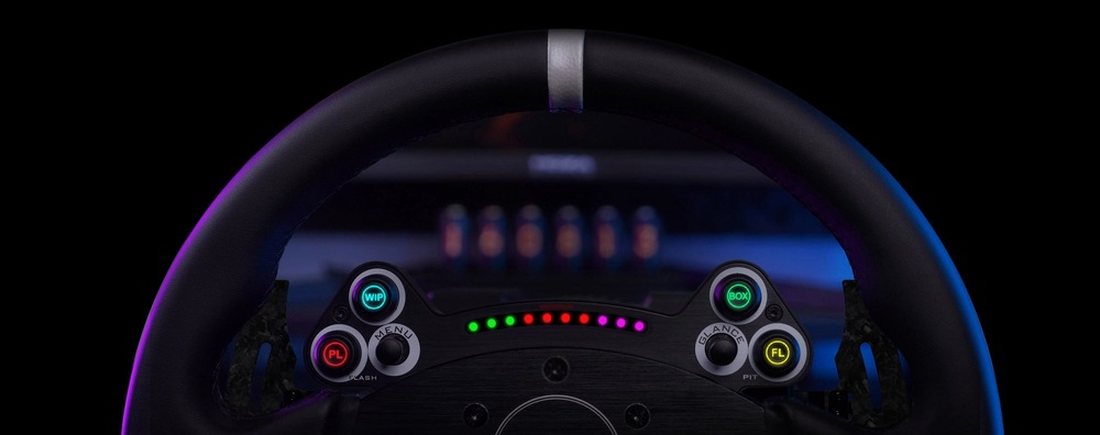 Detailný záber na 10 RGB LED diód sekvenčného radenia, nachádzajúcich sa vedľa tlačidiel.