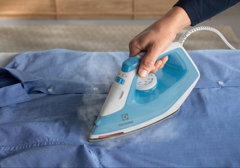 ELECTROLUX E5SI2-4CB, NAPAŘOVACÍ ŽEHLIČK