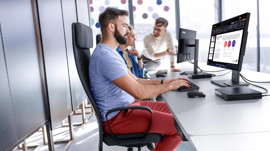 PC mini Lenovo ThinkCentre neo 50q Gen 5 čierny Muž v kancelárii pracuje s počítačom Lenovo ThinkCentre neo 50q Gen 5″ width=