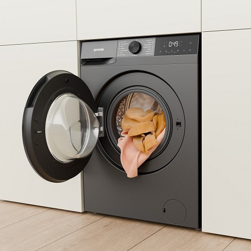 otvorená práčka Gorenje WG2P84A32G s bielizňou vo vnútri