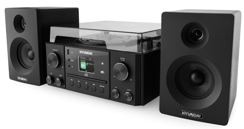 Mikro HiFi systém Hyundai RTC 366 BTDAB čierny Boční pohled na černý mikrosystém Hyundai s gramofonem pod průhledným krytem a dvěma samostatnými reproduktory