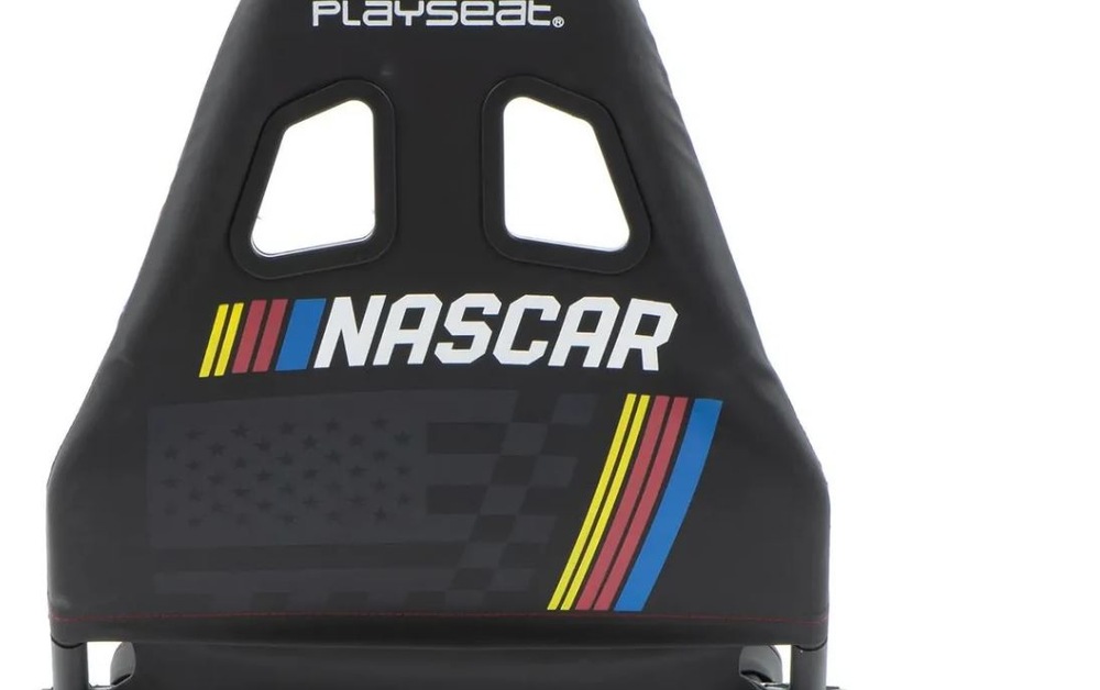 Operadlo závodnej sedačky s logom Playseat a výrazným nápisom NASCAR. Farebné pruhy v červenej, žltej a modrej farbe dodávajú sedačke športový nádych.