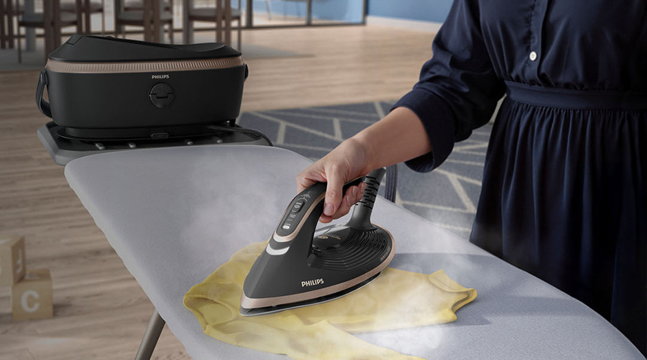 Žehliaci systém Philips 8000 Series PSG8300/80 čierny Žena žehlí na žehliacej doske s žehliacim systémom Philips PSG8300/80 8000 Series