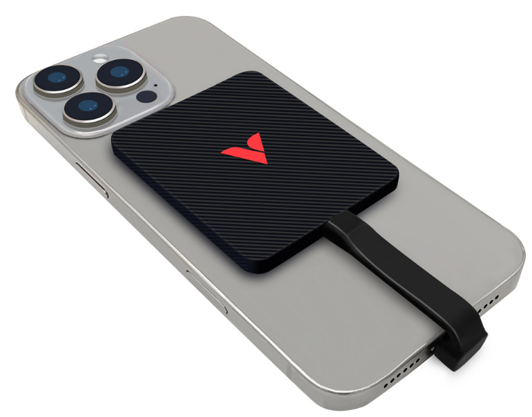 SSD Verbatim SnapBack 2TB pripojený k telefónu pomocou dodávaného kábla USB-C