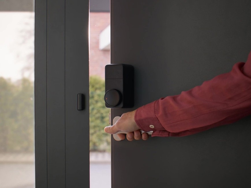 Zámok SwitchBot Lock Pro čierny Chytrý zámok SwitchBot Lock Pro inštalovaný na vstupných dverách