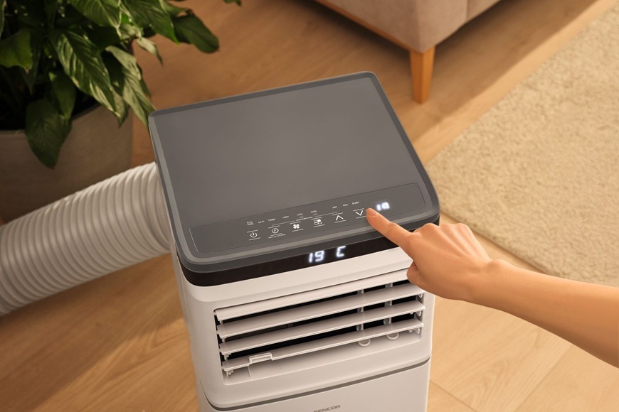 Mobilná klimatizácia Sencor SAC MT8042C Wi-Fi, 8 000 BTU/h biela Mobilná klimatizácia Sencor SAC MT8042C Wi-Fi s dotykovým ovládaním a LED displejom umožňuje ľahké nastavenie teploty, režimov chladenia aj ventilácie pre maximálny komfort v domácnosti.