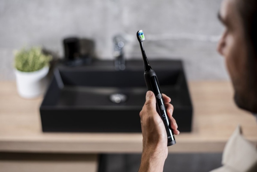 Zubná kefka TrueLife SonicBrush K150 UV čierna TrueLife SonicBrush K150 UV, černá