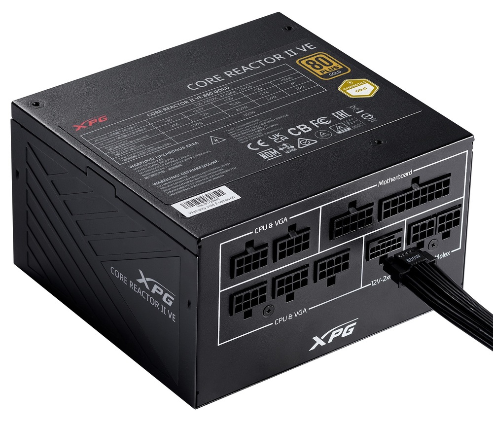 Zdroj ADATA XPG Core Reactor II VE 650W Gold Fotografie zdroja ADATA XPG CORE REACTOR II cez roh. Zachytáva porty na pripojenie kariet a ďalších napájaných zariadení.