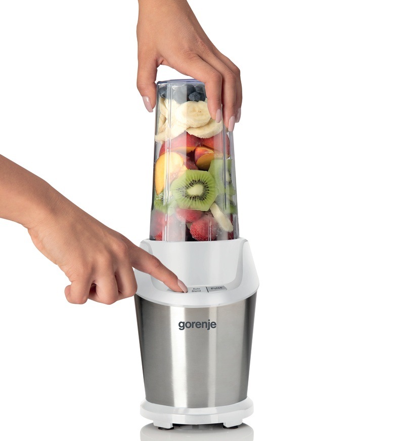 Žena spúšťa funkciu automatického mixovania na stolnom mixéri Gorenje BN1000E