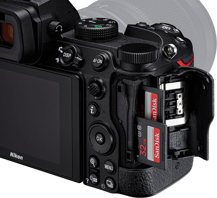 Digitálny fotoaparát Nikon Z 5II + 24-105 mm f/4-7.1 čierny Detail bezzrkadlovky Nikon Z 5II s dvoma slotmi pre pamäťovú kartu