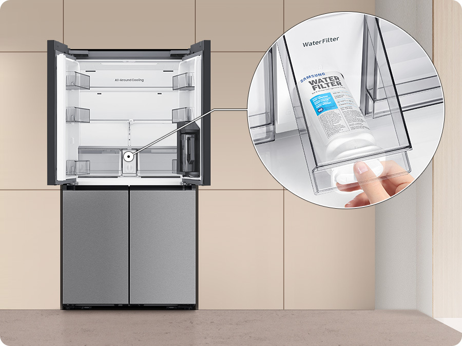 Americká chladnička Samsung RM70F63NEREO nerez/ocel Americká chladnička Samsung RM70F63NEREO stojí v kuchyni, dvere chladiacej časti sú otvorené dokorán, vpravo je v krúžku detail vodného filtra v zásuvke