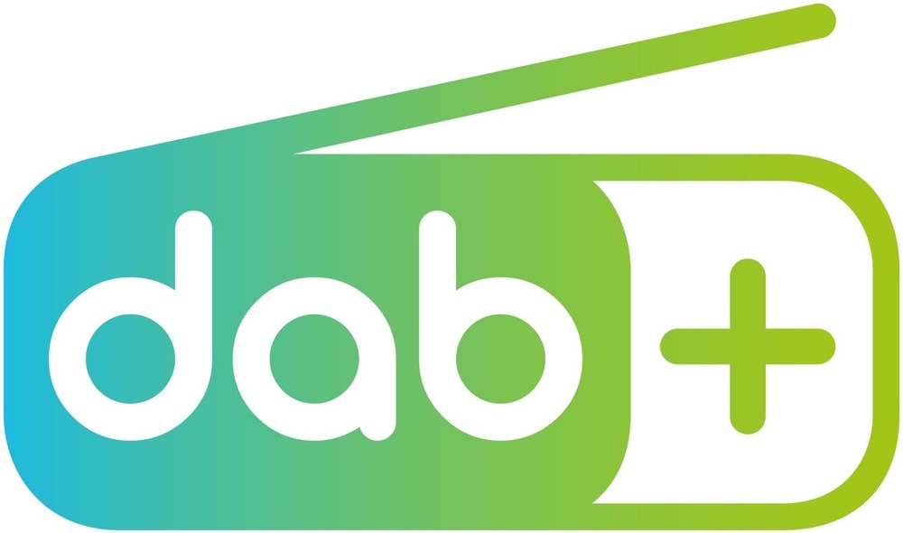 Logo DAB+ digitálneho rádiového vysielania v tvare prijímača s tyčovou anténou.