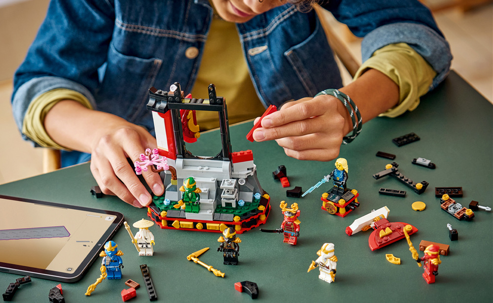 Stavebnica LEGO® NINJAGO® 71866 Výstavka nindžů: 15 let NINJAGO Aplikácia LEGO Builder uľahčí stavanie tínedžerom od 14 rokov a umožní pripomenúť si 15 rokov seriálu.