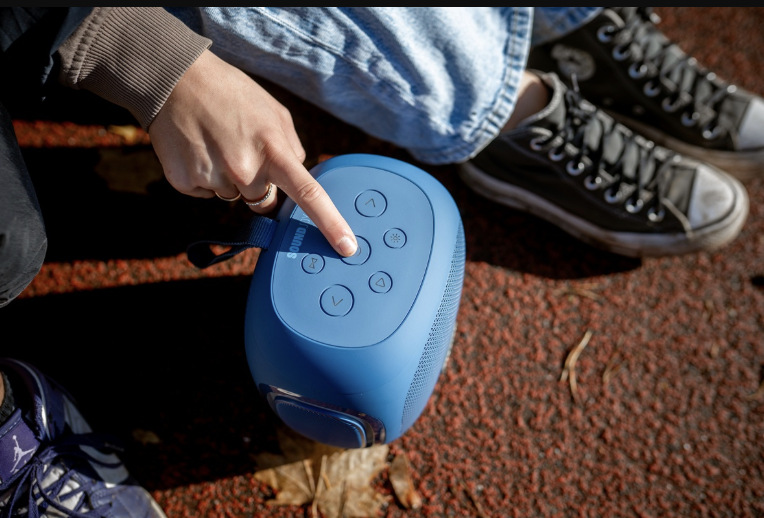 Prenosný reproduktor Concept SoundJoy BR5037 modrý Stlačenie tlačidla na hornom ovládacom paneli reproduktora Concept SoundJoy BR5037