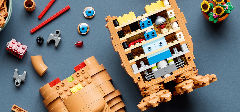 Stavebnica LEGO® Ideas 21370 E.T. the Extra-Terrestrial Svetelná kocka ukrytá v oblasti E.T. srdce rozžiari model a zvýrazní jeho výstavný vzhľad.