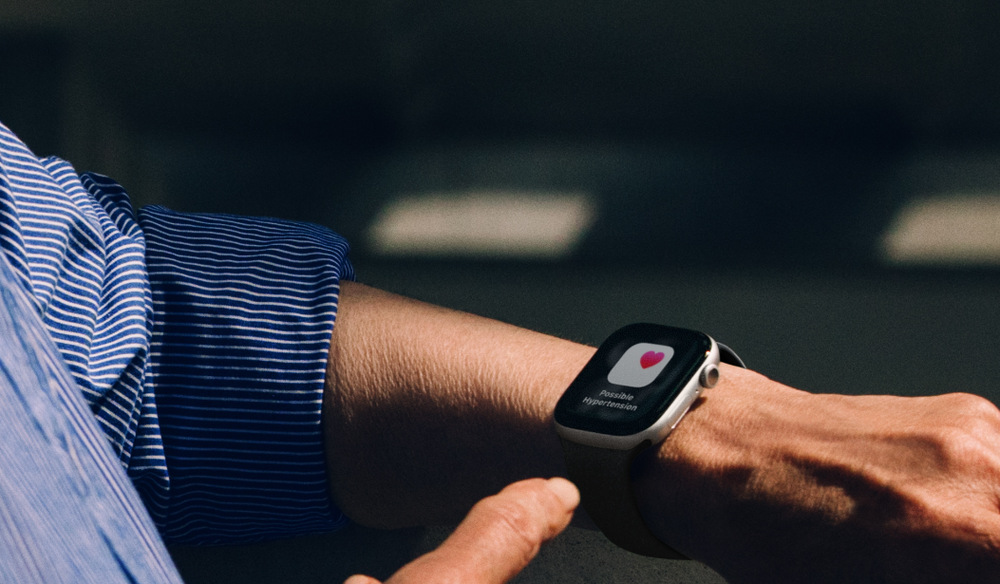 Inteligentné hodinky Apple Watch Series 11 GPS 42mm klavírne čierny hliník - čierny športový remienok - M/L