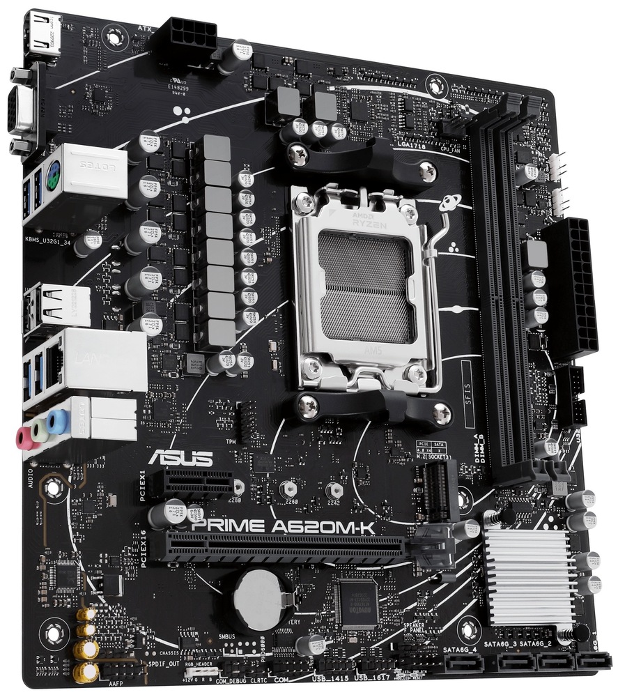 Základná doska Asus PRIME A620M-K Snímka dosky šikmo zhora. Vidíme všetky detaily dosky - sloty pre pamäte, procesor. Vidíme aj chladič a porty na pripojenie externých zariadení.