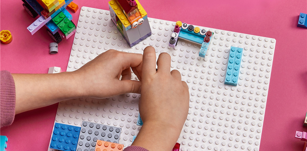 Stavebnica LEGO® Classic 11026 Biela podložka na stavanie Neutrálny biely podklad sa hodí k rôznym témam a umožňuje prepájať jednotlivé modely do väčších celkov.