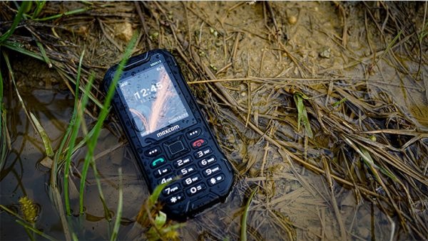 Mobilný telefón MaxCom MM918 L čierny Mobil MaxCom Strong MM918 L so stupňom krytia IP68 ležiaci vo vode a blate