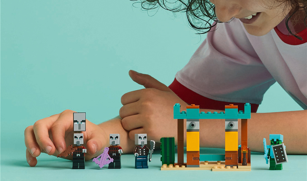 Stavebnica LEGO® Minecraft® 21267 Pouštní hlídka zákeřníků Malá púštna základňa vytvára scénu pre napínavé súboje a dobrodružstvá inšpirované svetom Minecraftu.