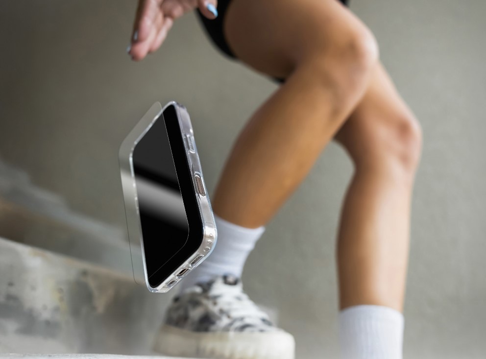 Tvrdené sklo FIXED na Apple iPhone 17 Pro (2 ks) Žena beží po schodoch a padá jej z ruky telefón s ochranným tvrdeným sklom FIXED