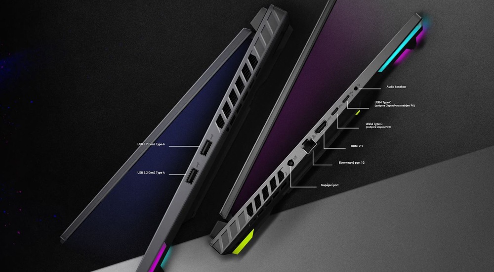 Dva elegantné, napoly otvorené notebooky so svietiacimi RGB svetelnými prúžkami, na ktorých je na tmavom pozadí vidieť niekoľko označených portov, vrátane USB, HDMI a Ethernet.