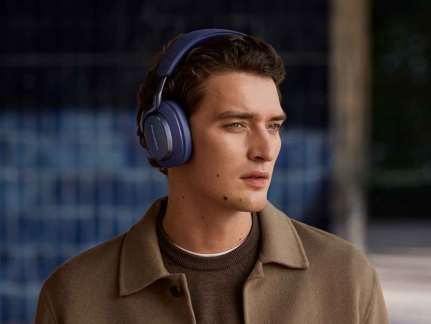 Slúchadlá Bowers & Wilkins Px7 S3 tyrkysová Muž s nasadenými elegantnými slúchadlami Bowers & Wilkins Px7 S3