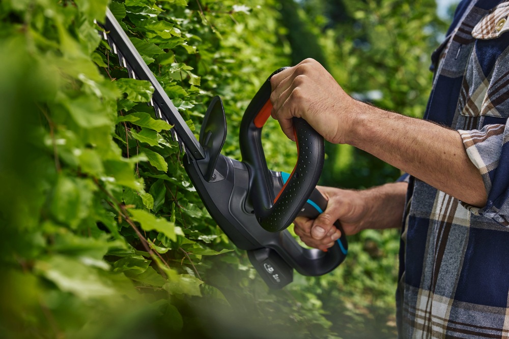 Nožnice na živý plot Gardena EasyCut 55/18V obsahujú akumulátor na prácu po dobu až 60 minút