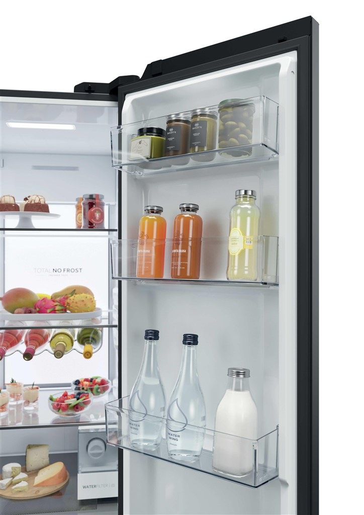 Americká chladnička Haier HSW79F18DIGB čierna/sklo Detail otvorenej chladničky Haier