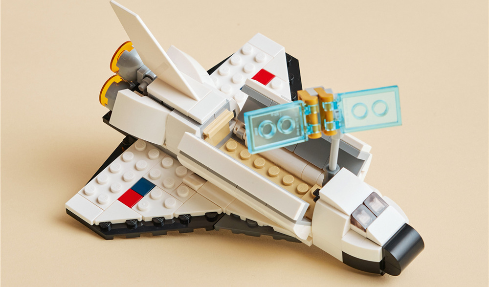 Stavebnica LEGO® Creator 3 v 1 31134 Raketoplán Raketoplán ukrýva odnímateľný satelit a dopĺňa ho pohyblivý astronaut s jetpackom a vlajkou.